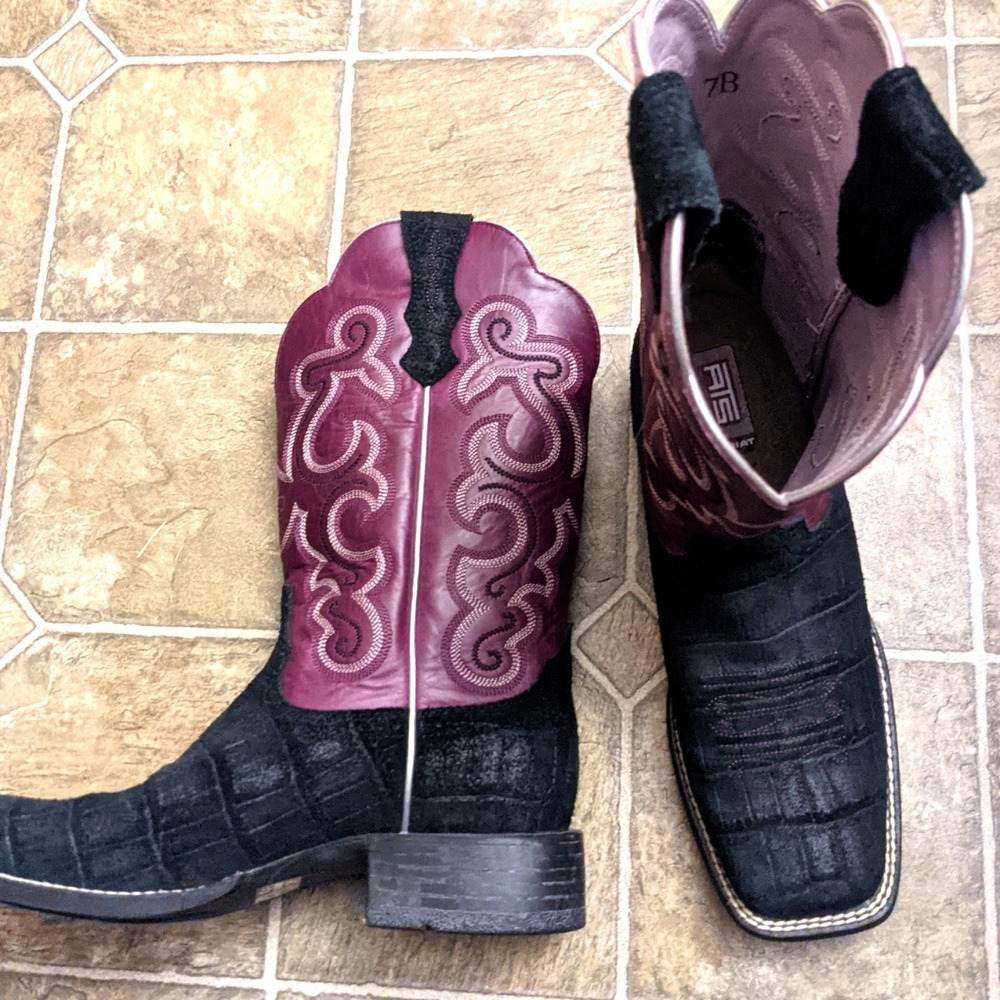 Like New Ariat Women's Square Toe Slip On Cowboy Boot size 7